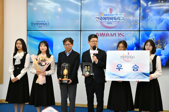 정규리그에 이어 통합 우승으로 2025 여자바둑리그를 평정한 부광약품 선수단. 사진=한국기원 제공