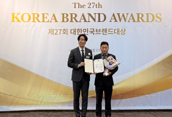 삼진어묵 김태성 부사장이 23일 오후 ‘대한민국 브랜드 대상’ 시상식에 참여해 장관상을 수상하고 있다. 왼쪽부터 산업통상부 엔지니어링디자인과 임경섭 팀장, 삼진식품(주) 김태성 부사장. 사진=삼진어묵 제공