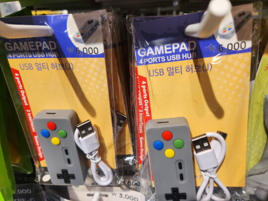 6000원에 판매하고 있는 USB멀티 허브. 사진=김창의 기자