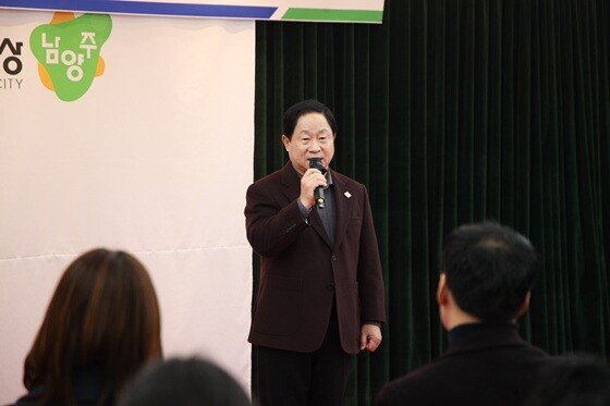 주광덕 남양주시장이 ‘2025년 민원처리 종합평가 우수자 및 친절공무원 시상식’에서 수상자들에게 격려의 인사말을 전하고 있다. 사진=남양주시 제공