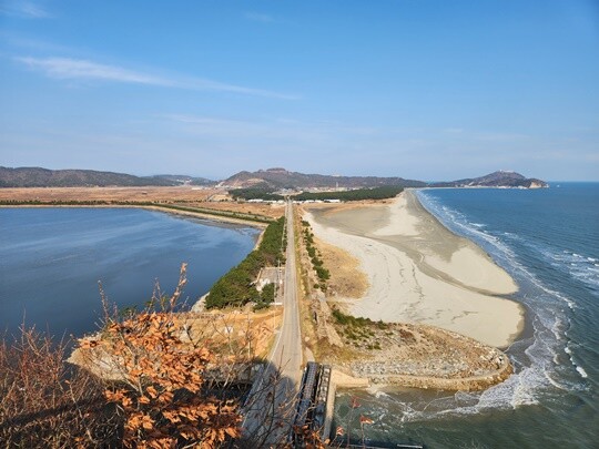 좌측 호수 위쪽으로 보이는 들판이 백령도 공항 예정부지. 우측 해변과 맞닿은 곳이 과거 천연비행장이었던 사곶해변이다. 사진=남경식 기자