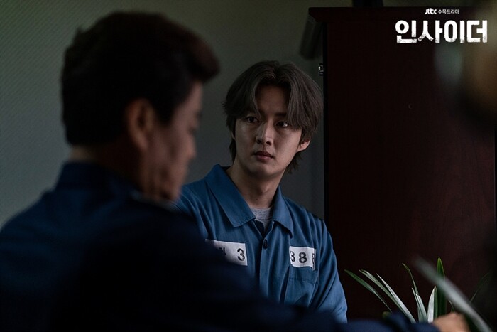 교정시설 과밀화로 인해 가석방이 확대되면 이를 노린 뇌물 사건이 늘어날 것이라는 우려도 많다. 사진은 드라마 ‘인사이더’의 한 장면. 사진=JTBC 제공