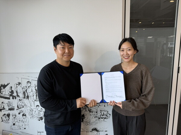 경기콘텐츠진흥원이 운영하는 판교 경기문화창조허브 입주기업인 픽셀(주)과 (주)에프팔육이가 19일 업무협약을 체결한 뒤 기념촬영을 하고 있다. 사진=경콘진 제공