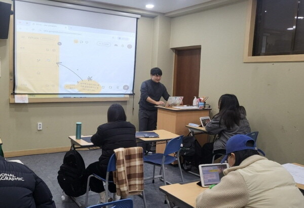 학생들이 교실에서 생성형 AI를 활용하여 영상과 음악을 제작하고 있다. 사진=인천항만공사 제공