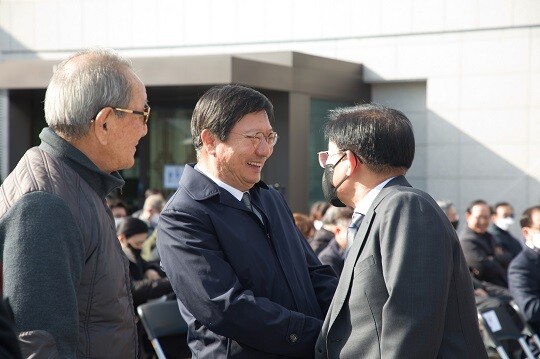 2022년 11월 14일 서울 마포구 박정희대통령기념관에서 열린 ‘박정희 대통령 탄생 105주년 기념행사’에서 박지만 회장이 참석자들과 인사하고 있다. 사진=이종현 기자