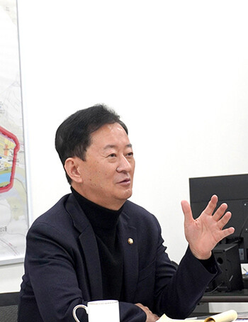 최은석 의원이 '일요신문'과 인터뷰를 하고 있다. 사진=최은석 의원실 제공