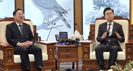 12월 24일 만난 이장우 대전시장과 김태흠 충남지사. 사진=연합뉴스