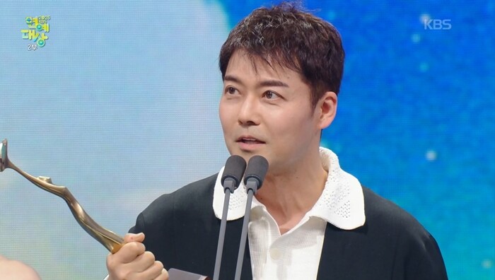 전현무는 거의 매년 방송사 연예대상을 수상하고 있을 만큼 가장 핫한 방송인이다. 사진=2025 KBS 연예대상 방송 화면 캡처