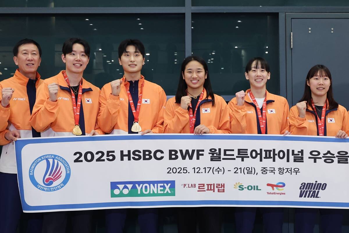 박주봉 감독(왼쪽)의 지도 아래 대한민국 배드민턴은 '2025 HSBC BWF 월드투어 파이널스'에서 여자 단식, 남자 복식, 여자 복식 등 3종목에서 1위에 올랐다. 사진=연합뉴스