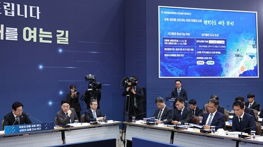 12월 12일 세종시 정부세종컨벤션센터에서 국토교통부 업무보고를 받고 있는 이재명 대통령. 사진=연합뉴스
