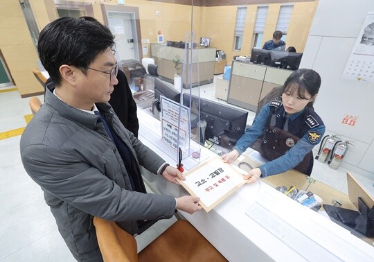 더불어민주당 장경태 의원이 12월 2일 오전 자신을 성추행 의혹으로 고발한 고소인을 무고 및 폭행 등으로 고소·고발하기 위해 서울경찰청 민원실을 방문, 고소, 고발장을 접수하고 있다. 사진=임준선 기자