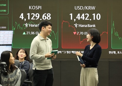 2025년 12월 26일 서울 중구 하나은행 딜링룸에서 딜러들이 대화하고 있다. 사진=연합뉴스