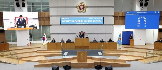 김진경 경기도의회 의장이 26일  제387회 정례회 5차 본회의를 진행하고 있다. 사진=경기도의회 제공