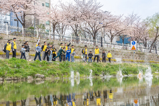 HDC현대산업개발은 지역사회에 대한 이해도를 높이고 지속 가능한 나눔을 실천하기 위해 릴레이 봉사활동을 진행했다. (지난 4월 성북천 일대에서 HDC현대산업개발 임직원들은 지역 주민, 어린이들과 함께 환경정화 활동을 진행한 모습). 사진 = HDC현대산업개발 제공