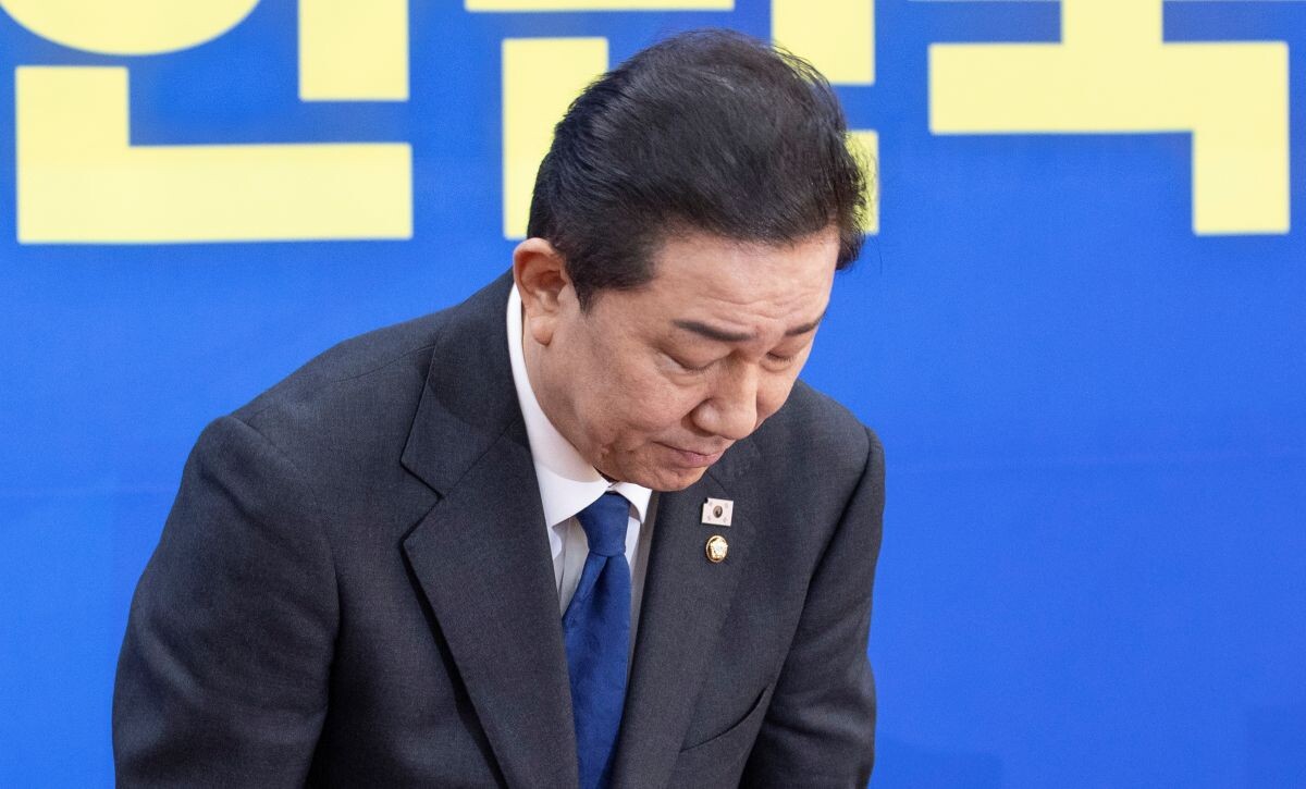 김병기 원내대표가 30일 국회에서 열린 민주당 원내대책회의에서 본인 의혹 관련해 사퇴 의사를 밝힌 뒤 고개숙여 사과하고 있다. 사진=연합뉴스