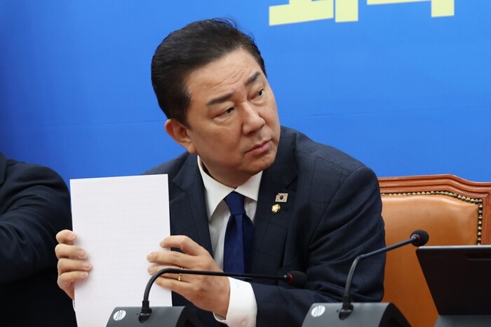 더불어민주당 김병기 원내대표가 12월 30일 오전 국회에서 열린 원내대책회의를 통해 원내대표직 사퇴를 공식 선언했다. 사진=박은숙 기자