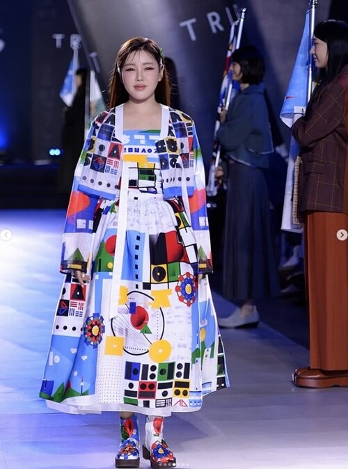 송가인은 30일 인스타그램에 게시물을 올렸지만 숙행 관련된 내용이 아닌 ‘2025 런웨이투서울’ 무대에 오른 사진만 게재했다. 사진=송가인 인스타그램