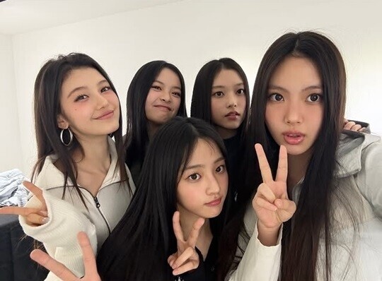 2024년 11월 뉴진스 멤버 5인은 모두 소속사 어도어에 계약해지를 통보하고 이후 이어진 전속계약유효 확인 소송에서도 함께 움직였다. 사진=뉴진스 인스타그램 캡처