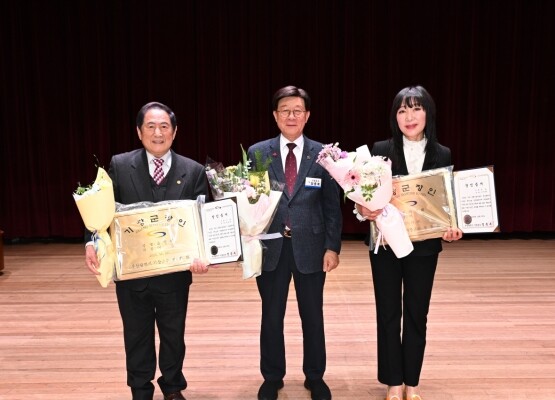 기장군 장인 증서 및 인증패 수여식. 왼쪽부터 윤영하 장인, 정종복 기장군수, 이미화 장인. 사진=기장군 제공