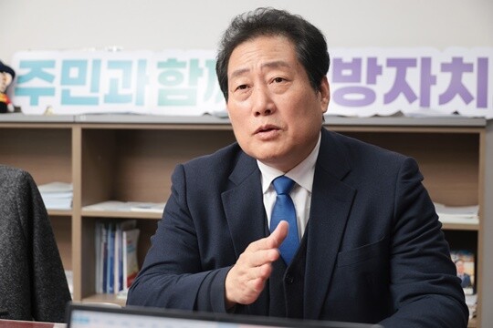 2025년 12월 30일 국회의원회관에서 만난 유동철 더불어민주당 최고위원 보궐선거 후보가 왜 험지(강원, 대구·경북, 부산·경남) 최고위원이 민주당에 필요한지를 설명하고 있다. 사진=이종현 기자