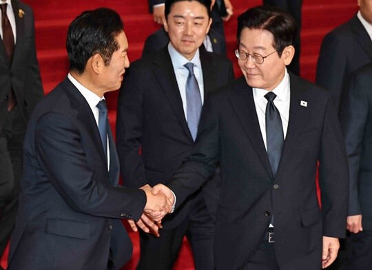 이재명 대통령이 2025년 11월 4일 서울 여의도 국회에서 열린 2026년도 예산안 및 기금운용계획안에 대한 정부의 시정연설을 마치고 국회를 나서며 정청래 더불어민주당 대표와 악수하고 있다. 사진=국회사진기자단