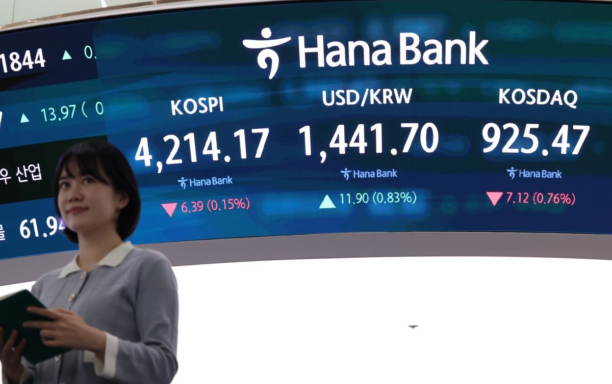 지난 30일 서울 중구 하나은행 딜링룸 모니터에 표시된 2025년 증시 폐장일 코스피 지수. 사진=연합뉴스