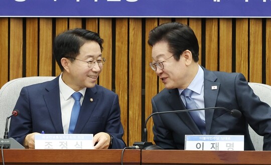2025년 1월 국회에서 열린 토론회에서 대화를 나누고 있는 이재명 당시 더불어민주당 대표와 조정식 의원. 사진=연합뉴스