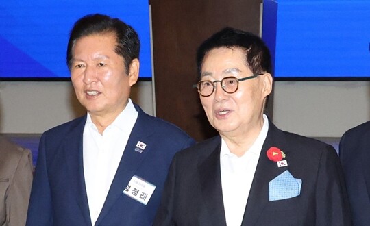 2025년 8월 인천 중구 파라다이스시티 컨벤션에서 열린 2025 정기국회 더불어민주당 의원단 워크숍에서 정청래 대표와 박지원 의원이 기념촬영을 하고 있다. 사진=박은숙 기자