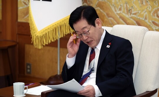 이재명 대통령이 청와대로 첫 출근한 8월 29일 참모진과 차담을 하고 있다. 사진=연합뉴스