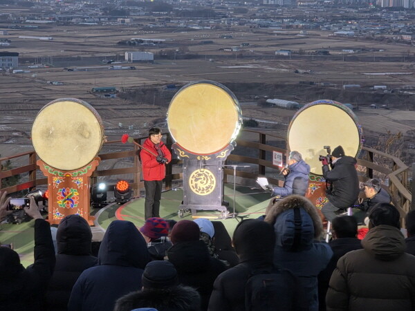 김포시는 1일 하성면 봉성산에서 ‘2026 봉성산 해맞이 행사’를 개최하고 시민들과 함께 병오년 붉은 말의 해의 시작을 알렸다. 사진=김포시 제공