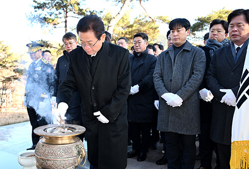 이철우 지사가 2일 오전 순직 공무원 추모비를 참배하고 있다. 사진=경북도 제공