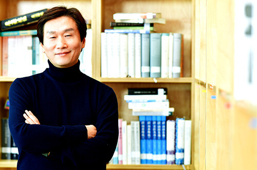 조현일 시장이 '일요신문'과 인터뷰를 갖고 포즈를 취하고 있다. 사진=경산시 제공