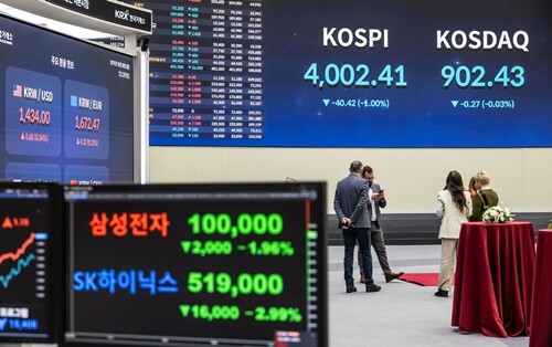 2025년 10월 28일 서울 영등포구 한국거래소에 코스피, 코스닥 지수와 삼성전자, SK하이닉스 주가가 표시되고 있다. 사진=최준필 기자