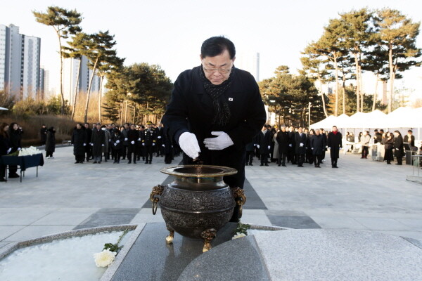 김포시의회는 2일 김포 현충탑 참배를 시작으로 2026년 병오년(丙午年) 새해의 공식 일정을 시작했다. 사진=김포시의회 제공