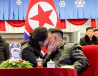 김정은 볼에 ‘뽀뽀’ 가능? 김주애 파격 행보 이면