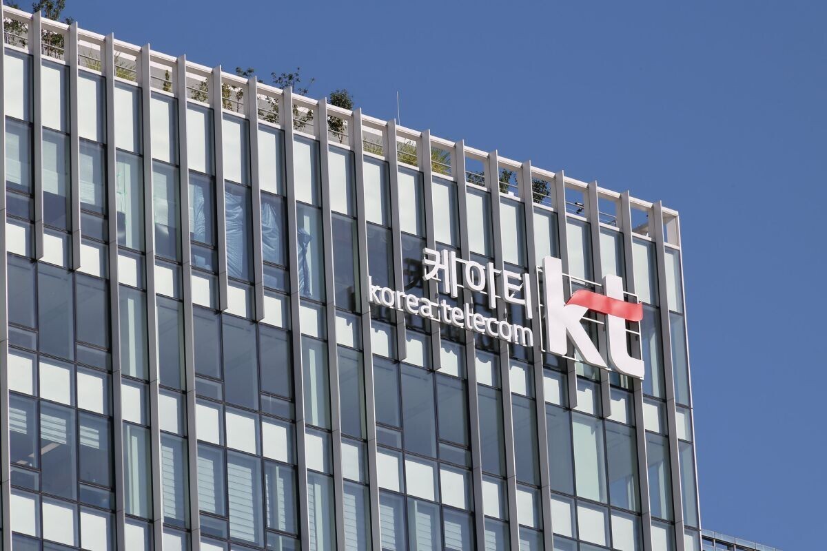 해킹 사고로 인해 KT가 위약금 면제 조치를 시행한 뒤, KT 가입자 3만여 명이 타 통신사 또는 알뜰폰으로 이동한 것으로 나타났다. 서울 종로구 KT 광화문지사. 사진=임준선 기자