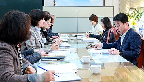 최혁준 경주부시장이 청사에서 국별 현안사업 업무보고를 받으며 시정 전반을 점검하고 있다. 사진=경주시 제공