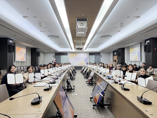 시흥시가 2026년 누구나 돌봄 서비스 제공기관 업무 협약을 체결한 뒤 기념촬영 하고 있다. 사진=시흥시 제공