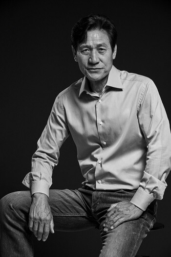 고 안성기의 장례는 영화인장으로 치러지며 소속사 후배인 이정재, 정우성 등 영화인들이 운구를 맡는다. 사진=아티스트컴퍼니 제공