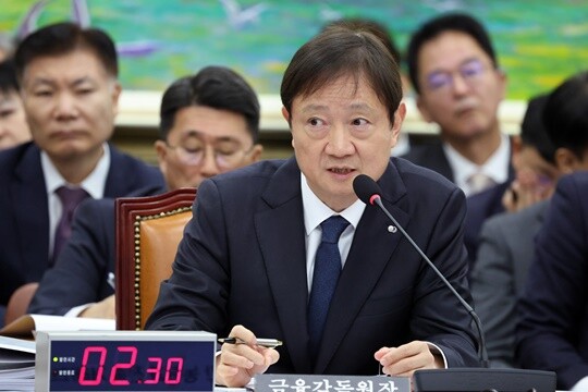 쿠팡파이낸셜이 입점 업체를 대상으로 최고 연 18.9% 고금리의 대출상품을 판매했다는 의혹과 관련해 금융감독원이 현장 점검을 마치고 검사로 전환하기로 했다고 밝혔다. 10월 27일 이찬진 금융감독원장이 국회 정무위원회에서 열린 금융위원회, 금융감독원 등에 대한 종합감사에서 위원 질의에 답하고 있다. 사진=박은숙 기자