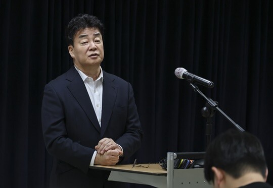 더본코리아는 신공떡볶이 브랜드를 테스트하고 있다는 입장이다. 2025년 3월 백종원 더본코리아 대표가 서울 서초구 스페이스쉐어 강남역센터에서 열린 정기주주총회에서 취재진의 질문에 답하고 있다. 사진=박정훈 기자