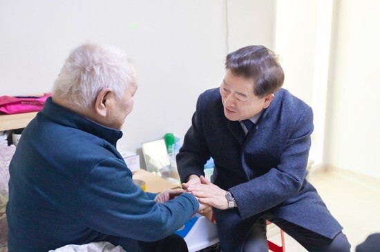 박승원 광명시장이 취약계층 돌봄과 안전 현안을 직접 살피고 있다. 사진=광명시 제공