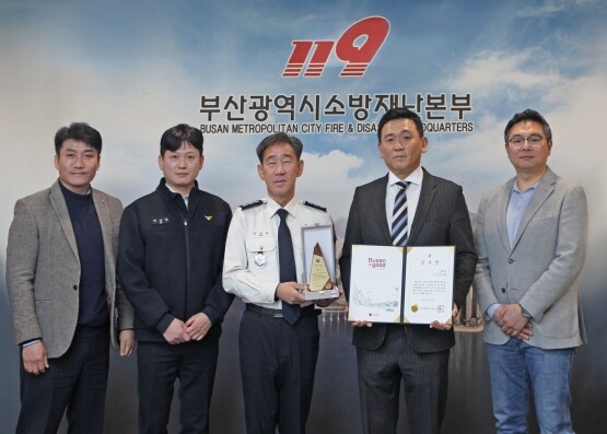 감사장 수여 장면. 왼쪽부터 BN그룹 최한기 홍보팀장, 부산소방재난본부 예석민 계장, 김조일 본부장, BN그룹 조우현 사장, 정승문 상무. 사진=BN그룹 제공