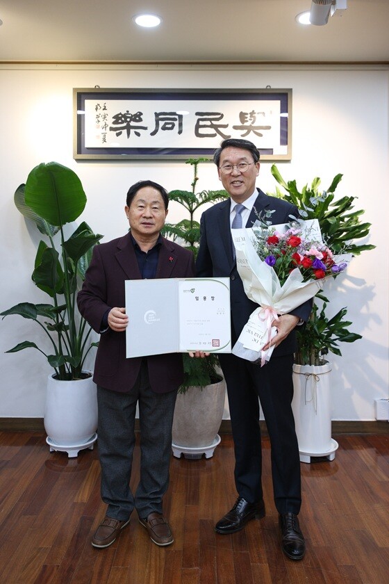 주광덕 남양주시장(왼쪽)이 제25대 김상수 부시장에게 임용장을 전달한 뒤 기념촬영을 하고 있다. 사진=남양주시 제공
