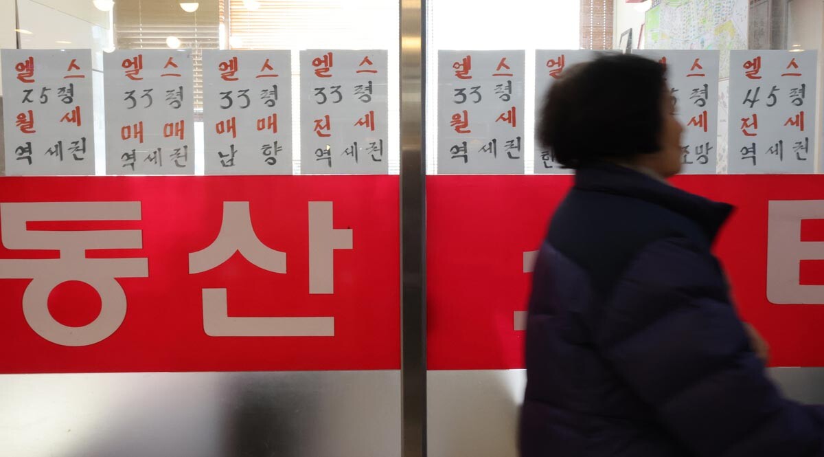 한국부동산원에 따르면 지난해 서울시 송파구와 경기도 과천시의 아파트값 급등한 것으로 나타났다. 서울 송파구 한 부동산 중개업소 모습. 사진=연합뉴스