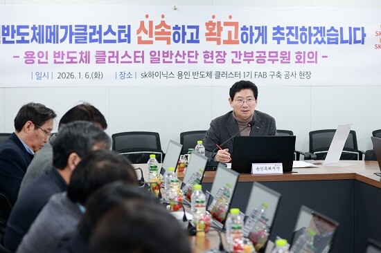 이상일 용인특례시장이 6일 반도체 클러스터 일반산단 조성 현장에서 첫 현장 간부회의를 주재하고 있다. 사진=용인특례시 제곻