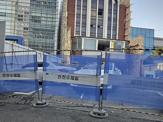 조성환 조이웍스앤코 대표가 하청업체 직원 폭행 논란으로 대표이사직에 사퇴한다고 밝혔다. 사진은 폭행이 일어난 서울 성수동 일대 폐교회 건물. 사진 = 제보자