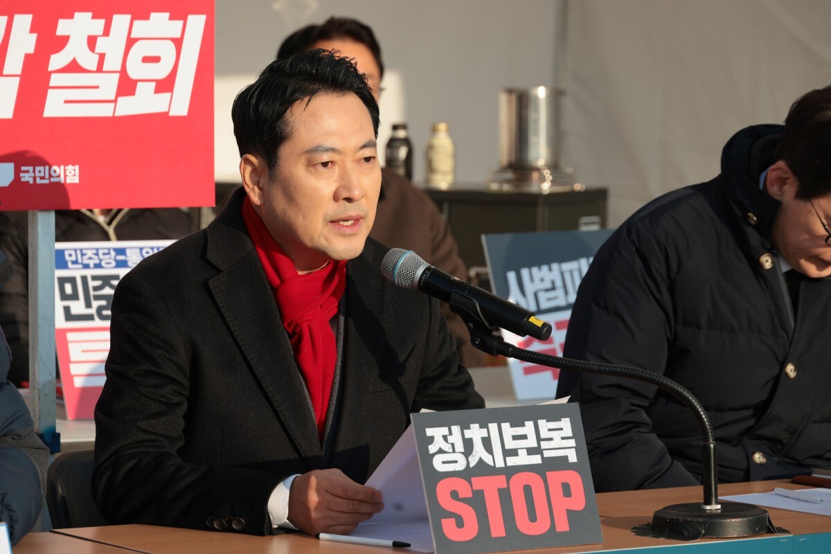 2025년 12월 15일 오전 국회 본관앞 농성 텐트앞에서 열린 국민의힘 최고위원회의에서 장동혁 대표가 발언하고 있다. 사진=이종현 기자