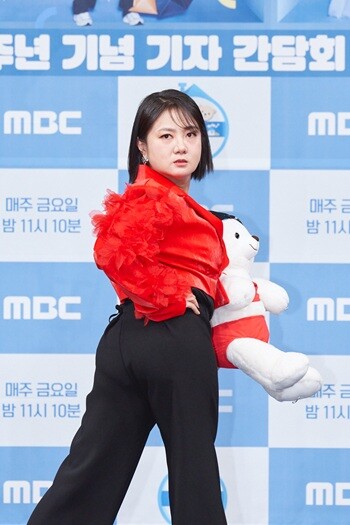 경찰이 방송인 박나래에게 수액 주사 등 불법 의료 시술을 한 혐의로 '주사 이모' 이 아무개 씨에 대해 강제 수사에 나섰다.  사진=MBC 제공