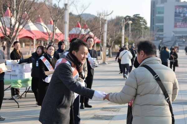 새해맞이 떡 배부 행사 모습. 사진=렛츠런파크 부산경남 제공